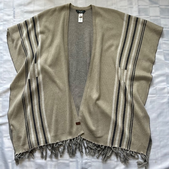 Roots Canada Grey Knit Frill Bottom Drape Poncho with Maple Leaf Detail - Picture 13 of 13